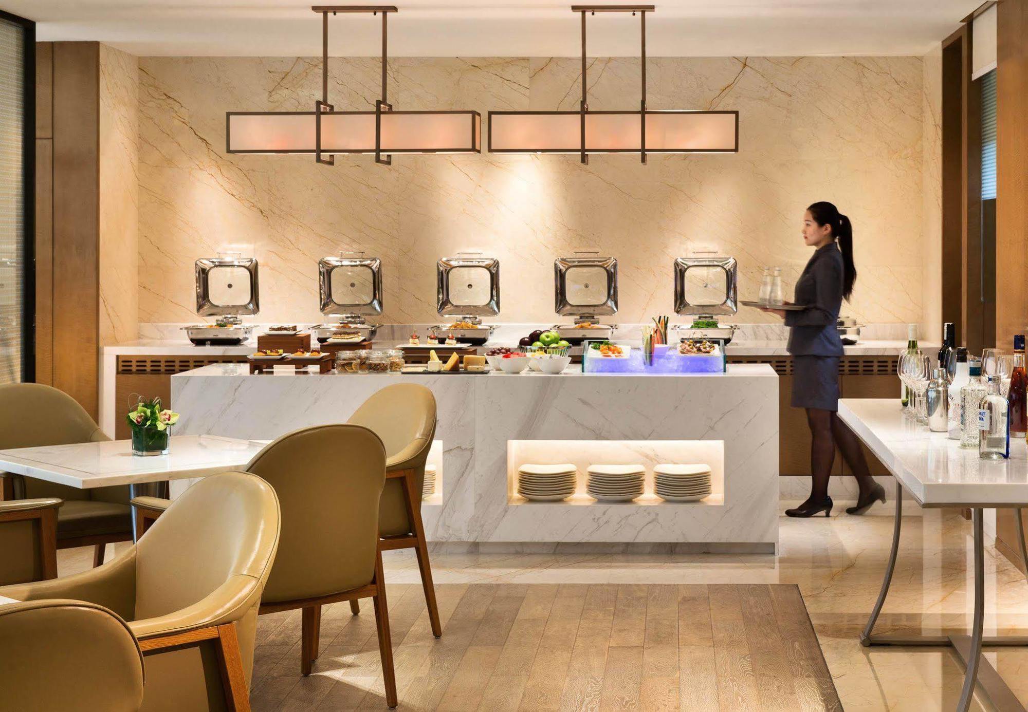 Courtyard By Marriott Zhengzhou East Hotell Exteriör bild